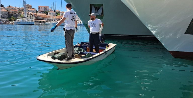 FOTOGALERIJA Iz mora na trogirskoj rivi smeće napunilo vreće