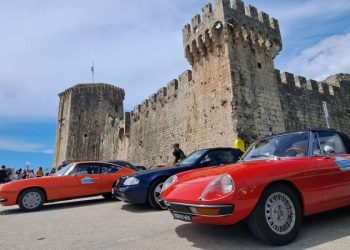 FOTOGALERIJA Oldtimeri kraj kule Kamerlengo, uplovili i prvi turistički brodovi
