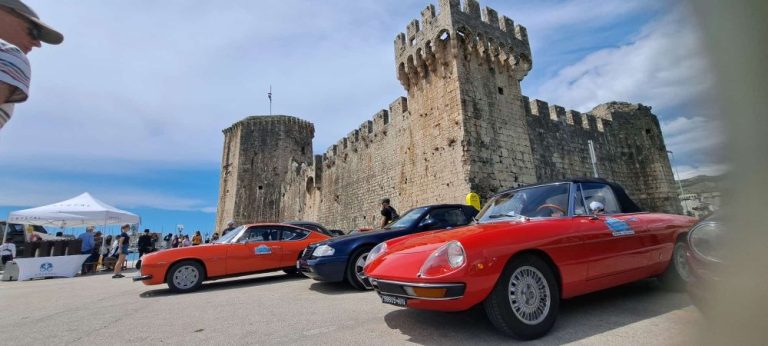 FOTOGALERIJA Oldtimeri kraj kule Kamerlengo, uplovili i prvi turistički brodovi