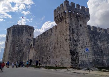 Predizborni folklor u Trogiru, svi u lovu na birače
