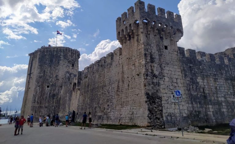 Predizborni folklor u Trogiru, svi u lovu na birače