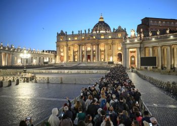 Mnoštvo čeka satima kako bi se oprostilo od pape Franje