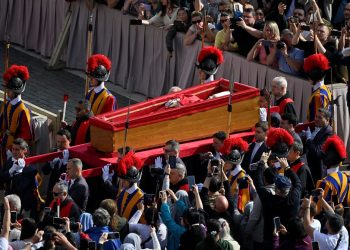 Vjernici se okupljaju u Rimu kako bi rekli posljednje zbogom papi Franji