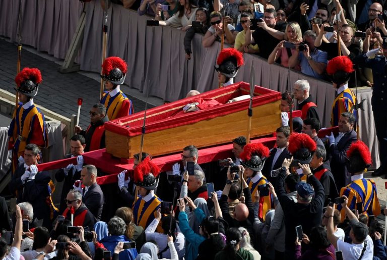 Vjernici se okupljaju u Rimu kako bi rekli posljednje zbogom papi Franji