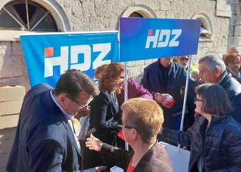 FOTO HDZ-ov Buble dijelio sirnice prije Uskrsa, potpise će skupljati u utorak