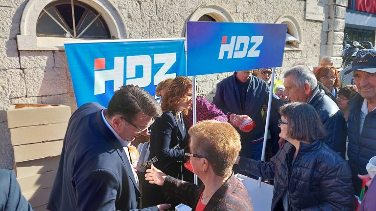FOTO HDZ-ov Buble dijelio sirnice prije Uskrsa, potpise će skupljati u utorak