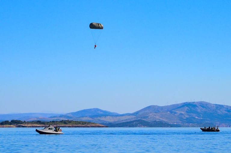 Hrvatski i američki specijalci uvježbavali se zajedno, padobrani u splitskom akvatoriju