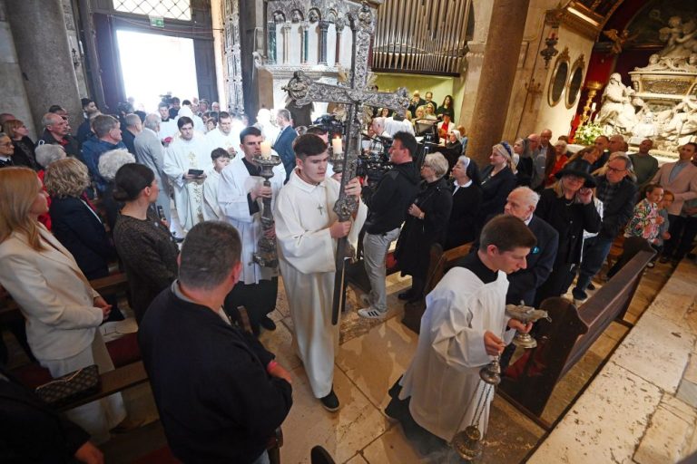 Mons. Križić: “Molimo za domovinu i bolji život cijelog naroda”