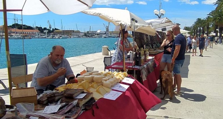 FOTOGALERIJA ‘Samo hrvatsko’ na trogirskoj Rivi, traje Braniteljski sajam