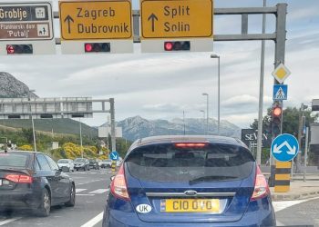 Čiovo završilo u Ujedinjenom Kraljevstvu? Stigla nam je zanimljiva slika s brze ceste od Trogira do Splita…