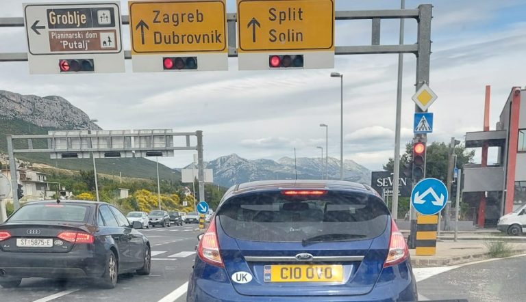 Čiovo završilo u Ujedinjenom Kraljevstvu? Stigla nam je zanimljiva slika s brze ceste od Trogira do Splita…