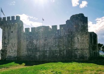 U petak Noć tvrđava, Kamerlengo zove