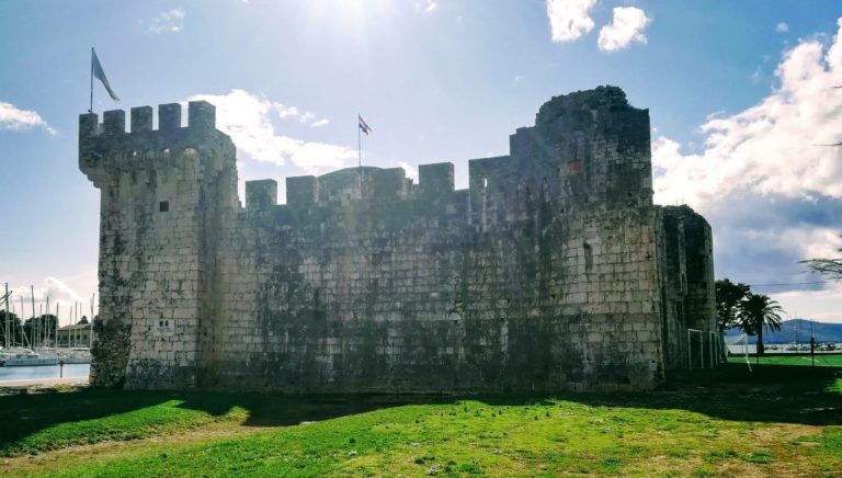 U petak Noć tvrđava, Kamerlengo zove