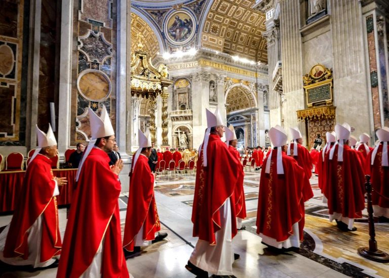 Kardinali danas popodne ulaze u konklavu