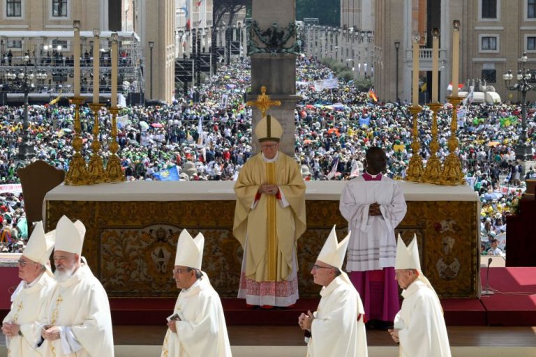 Novog Papu čeka dug niz problema