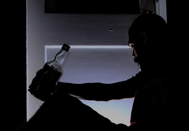 U Trogiru sa 4,48 promila alkohola u krvi narušavao javni red i mir, vrijeđao prolaznike i policajca, u džepu imao skalpel