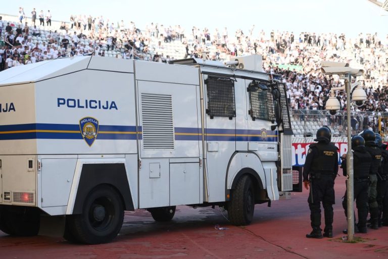 Lakše ozlijeđeno 16 policajaca nakon utakmice Hajduk – Dinamo