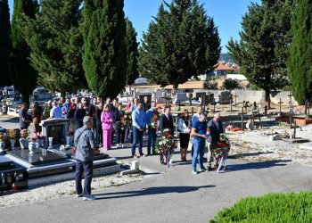Povodom Dana državnosti gradonačelnik, predstavnici stranaka i braniteljskih udruga položili vijence te upalili svijeće za poginule