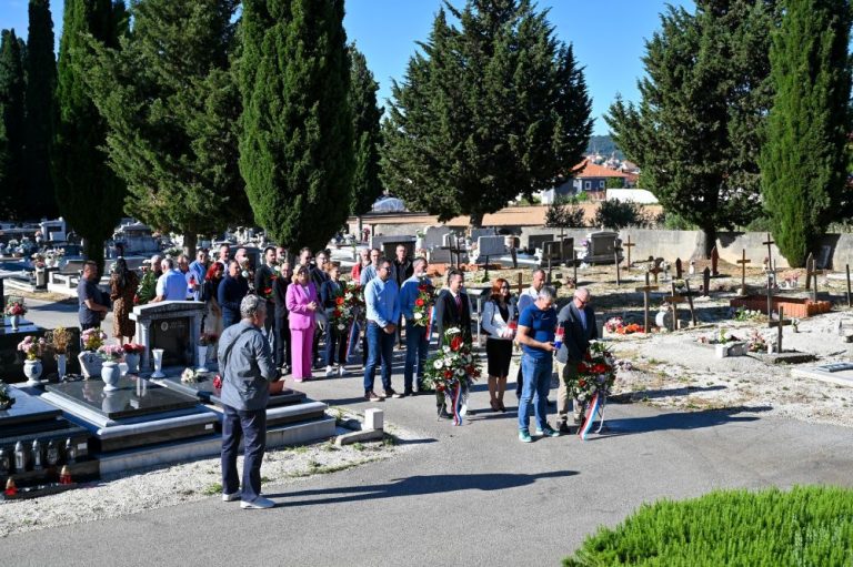 Povodom Dana državnosti gradonačelnik, predstavnici stranaka i braniteljskih udruga položili vijence te upalili svijeće za poginule