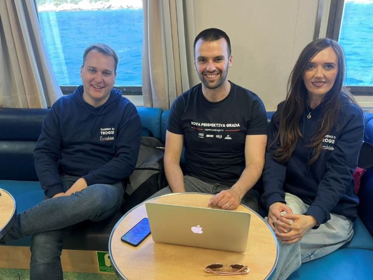 Zajedno se pitaju: “Zašto Trogir Holding ima potrebu baciti 4-5 tisuća eura na reklamu par dana prije izbora?”