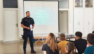 Oprezno s romobilima: Osmaši iz OŠ Majstora Radovana slušali predavanje o prometu
