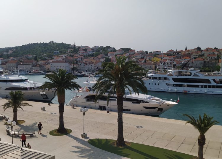 Ljepotice na trogirskoj rivi