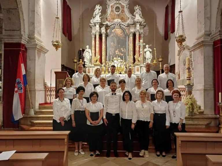 Mješoviti zbor katedrale promicao na Malom Lošinju trogirsku crkvenu glazbenu baštinu