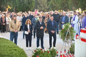 Trogir se prisjeća: Ljudi iz političkog života zajedno s građanima položili cvijeće i upalili svijeće na groblju
