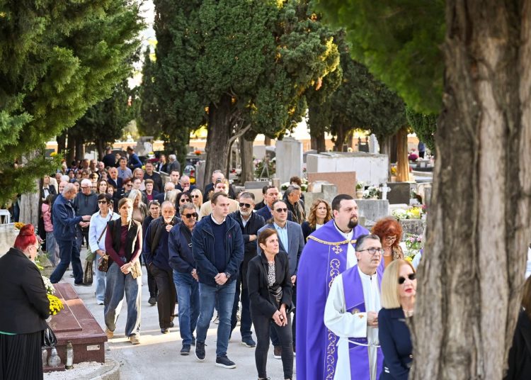 Trogir se prisjeća: Ljudi iz političkog života zajedno s građanima položili cvijeće i upalili svijeće na groblju