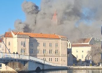 Lakše ozlijeđen vatrogasac u požaru u staroj gradskoj jezgri