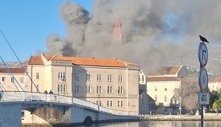 Lakše ozlijeđen vatrogasac u požaru u staroj gradskoj jezgri