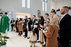 Župa Gospe od Anđela Trogir se pohvalila: “Ne krsti se svaki dan pet beba”