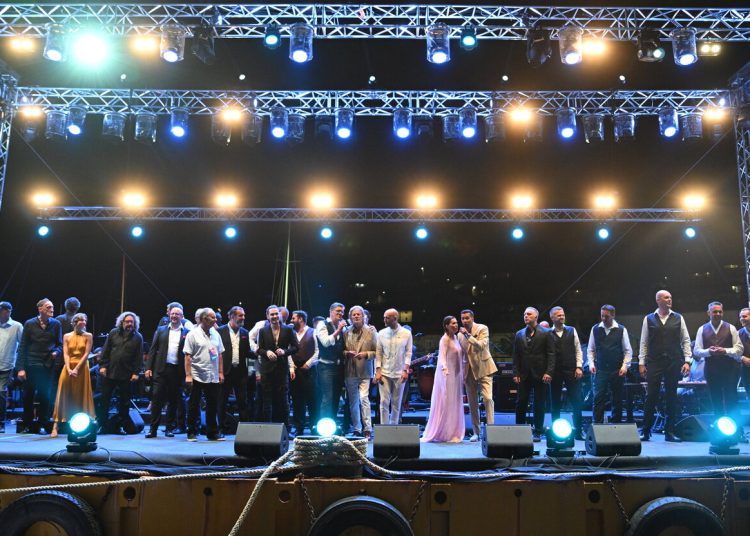Vela Luka, 290725.
Ponton Vela Luka.
Koncert Trag u beskraju u spomen na Olivera Dragojevica.
Na fotografiji: izvodjaci.
Foto: Tom Dubravec / CROPIX