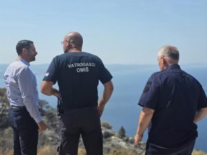Ministar Glavina i župan Boban obišli opožarena područja, Grad Omiš otvorio račun za donacije