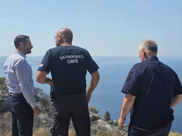 Ministar Glavina i župan Boban obišli opožarena područja, Grad Omiš otvorio račun za donacije