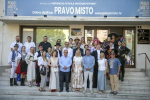 Prijem za folkloraše s različitih strana svijet prije nastupa u Trogiru i na Čiovu