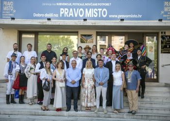 Prijem za folkloraše s različitih strana svijet prije nastupa u Trogiru i na Čiovu