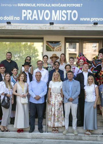 Prijem za folkloraše s različitih strana svijet prije nastupa u Trogiru i na Čiovu