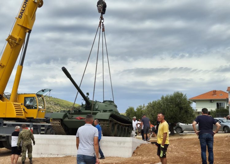 Postavljanje tenka kao prvi korak prema izgradnji Memorijalnog centra Andrija Matijaš Pauk